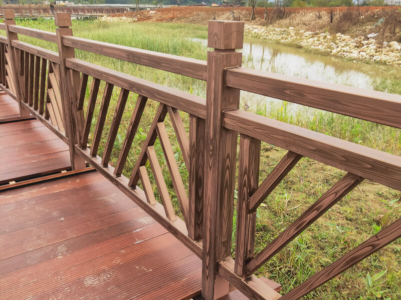 江西省九江市濂溪区钟家埂芳兰湖湿地公园木纹漆护栏.jpg